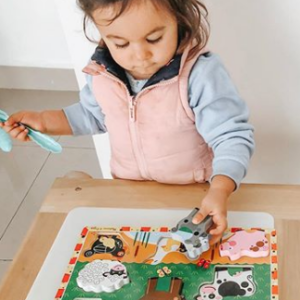 ¿POR QUÉ DEBERÍAS TENER UNA MESA SENSORIAL MONTESSORI PARA TUS NIÑOS?