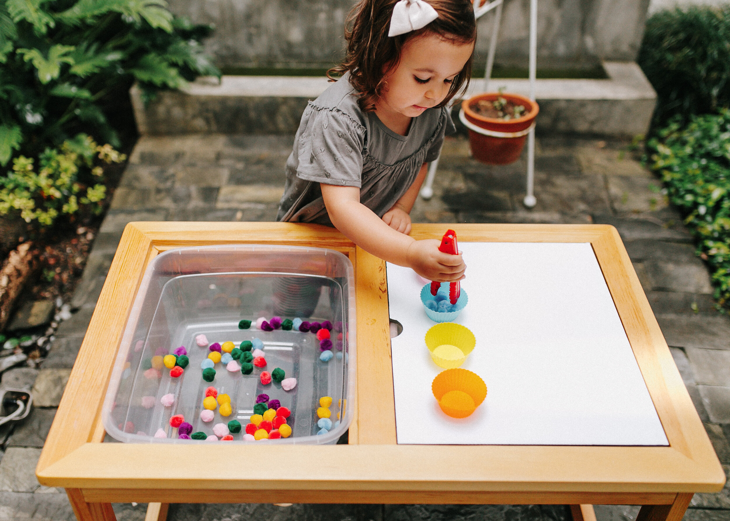 PLAYMAKER CO.™ Mesa sensorial – Mesa de actividades de interior para niños,  mesa sensorial para niños pequeños de 1 a 3 años y juegos de arena – Mesa